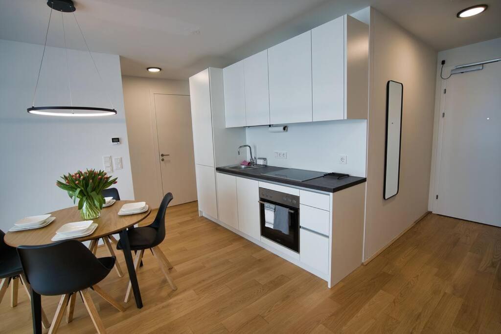 Modern Apartment Near Stadtpark Вена Экстерьер фото